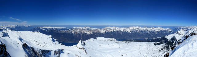 super schönes Breitbilfoto mit Brienzersee uns Augstmatthorn. Dort oben standen wir auch schon