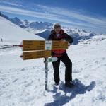 meine Maus bei dem Wegweiser auf dem Gassenboden 2552 m.ü.M.