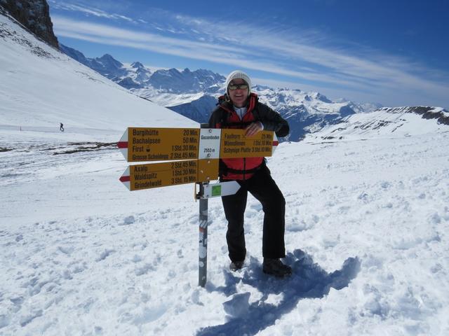 meine Maus bei dem Wegweiser auf dem Gassenboden 2552 m.ü.M.