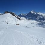 unter uns taucht der Bachsee auf. Eine dicke Eis- und Schneeschicht überdeckt den See