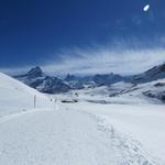 der Winterwanderweg führt einem direkt neben dem Bachsee 2265 m.ü.M.