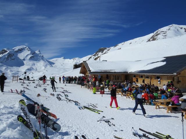 Blick zur Skihütte auf der Chämmlisegg und zum Faulhorn