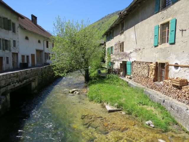 wir überqueren auf der Hauptstrasse den Fluss L'Arnon