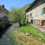 wir überqueren auf der Hauptstrasse den Fluss L'Arnon