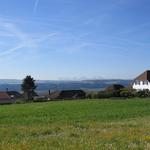 sehr schöne Aussicht von Chamblon auf die Ebene und die noch schneebedeckten Berge