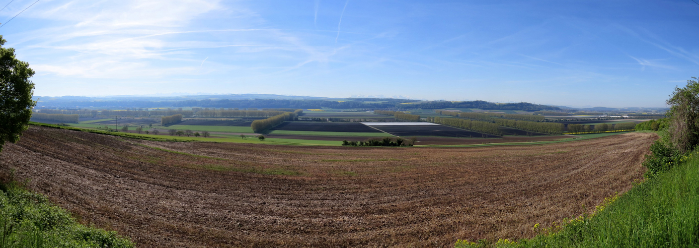 schönes Breitbildfoto mit Blick auf die Ebene vor Yverdon