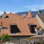 Blick vom Schlosspark auf die Dächer von Orbe