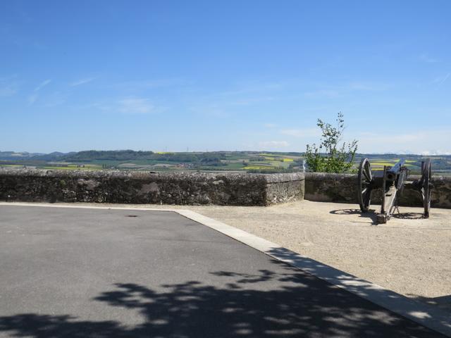 Blick von der Schlossanlage auf die Ebene um Orbe