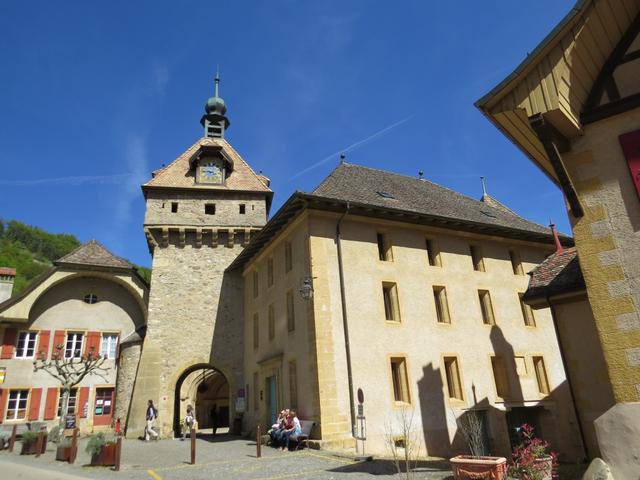 aus dem 14. Jahrhundert stammt der Uhrturm westlich der Stiftskirche...