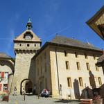 aus dem 14. Jahrhundert stammt der Uhrturm westlich der Stiftskirche...