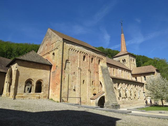 die bedeutendste Sehenswürdigkeit des Ortes ist die romanische Stiftskirche des ehemaligen Klosters Romainmôtier