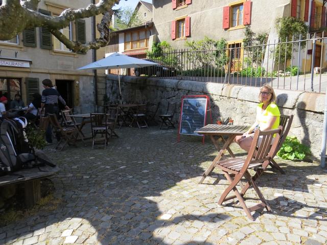 bei einem Restaurant auf dem Dorfplatz von Romainmôtier, warten wir auf das Postauto...