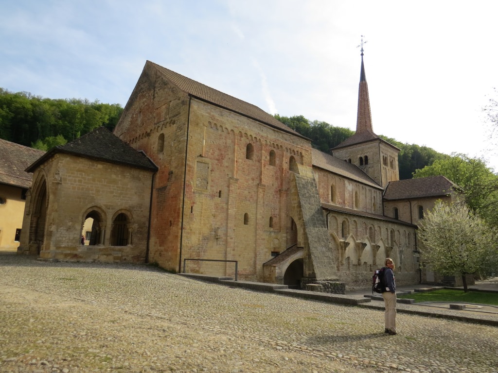 letzter Blick zur romanischen Stiftskirche des ehemaligen Kloster von Romainmôtier