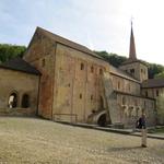 letzter Blick zur romanischen Stiftskirche des ehemaligen Kloster von Romainmôtier