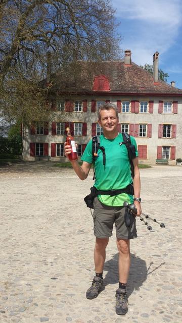 eine Flasche nehmen wir mit, für mehr hat es keinen Platz im Rucksack