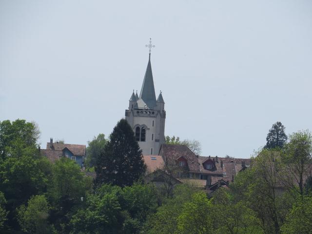 schon von weitem ist der grosse Kirchturm der Kirche von Cossonay ersichtlich