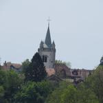 schon von weitem ist der grosse Kirchturm der Kirche von Cossonay ersichtlich