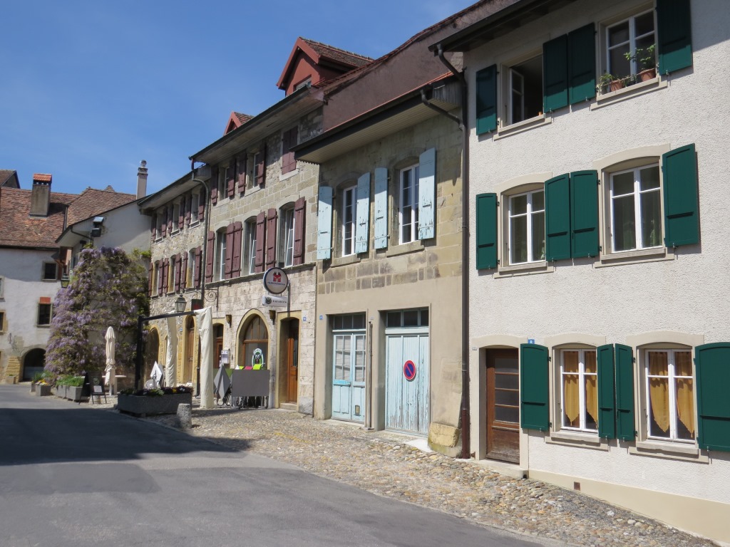 ... und laufen weiter durch die Altstadt von Cossonay