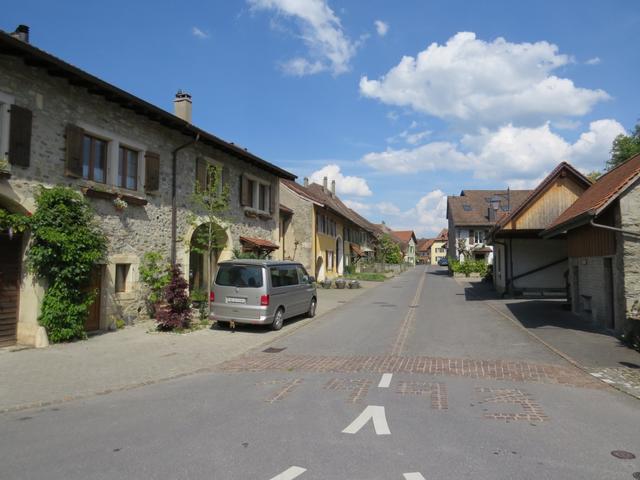 vorbei am kleinen Dorf Vufflens-la-Villa 475 m.ü.M...