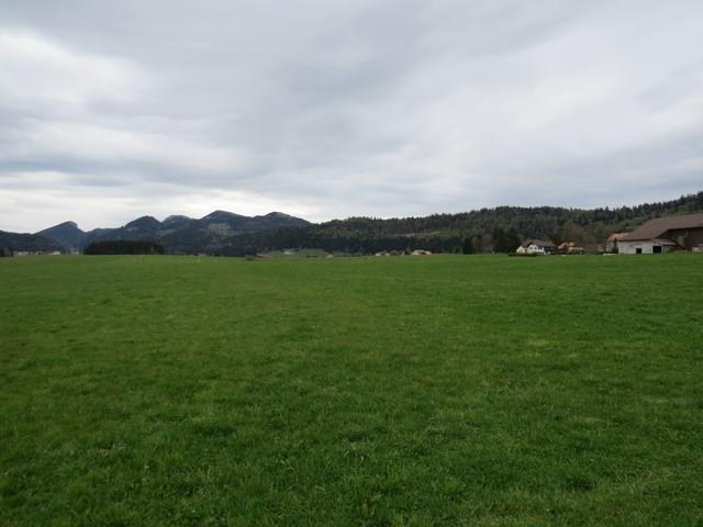 das Dorf l'Auberson 1100 m.ü.M. taucht vor uns auf