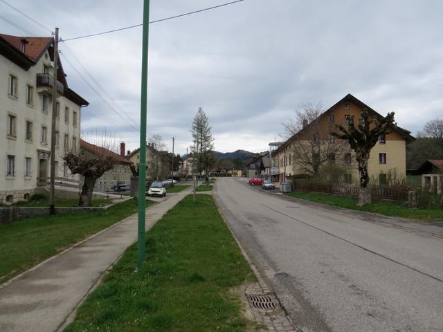 wir durchlaufen das Dorf l'Auberson ...