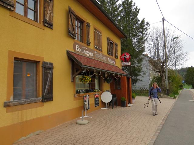 ... und nehmen in diesem kleinen Restaurant ein Kaffee zu uns