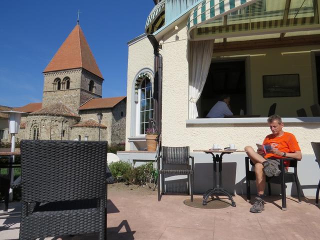 auf der Terrasse von einem Restaurant, direkt bei der Kirche gelegen, legen wir eine Kaffepause ein