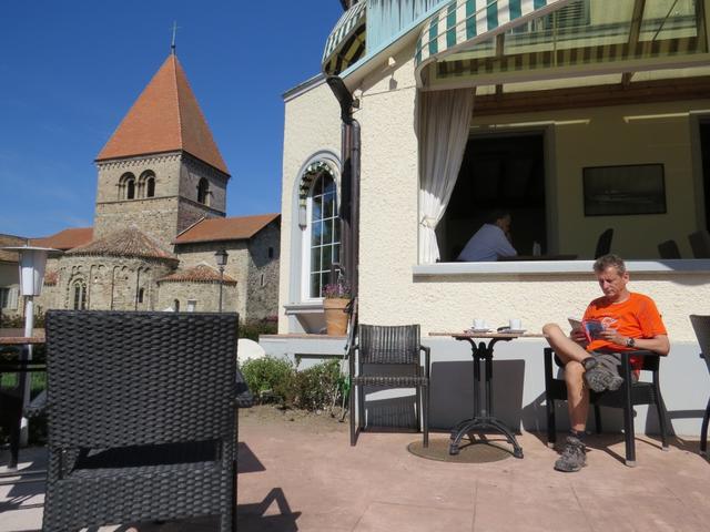 auf der Terrasse von einem Restaurant, direkt bei der Kirche gelegen, legen wir eine Kaffepause ein