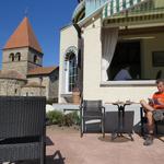 auf der Terrasse von einem Restaurant, direkt bei der Kirche gelegen, legen wir eine Kaffepause ein