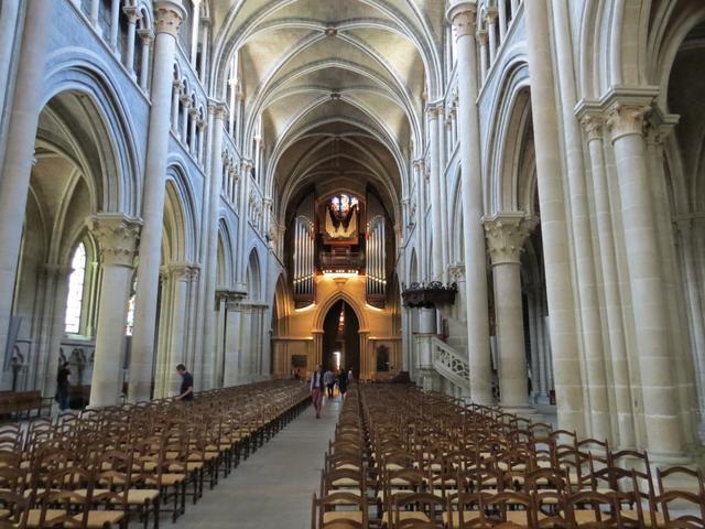 die Kathedrale von Lausanne folgt dem typischen Schema einer gotischen Basilika
