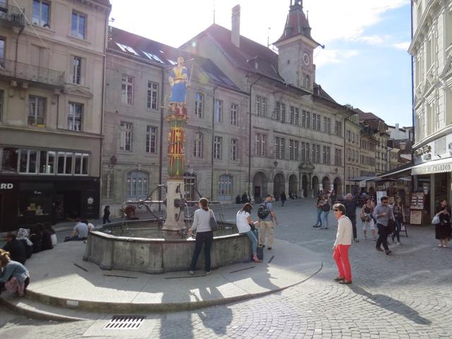 ... geht es zum Brunnenplatz in die Altstadt von Lausanne