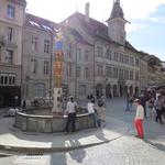 ... geht es zum Brunnenplatz in die Altstadt von Lausanne