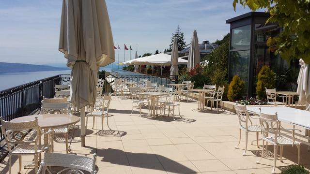 bei der traumhaft schönen Terrasse vom Hotel Le Mirador-Kempinski auf dem Mont Pèlerin