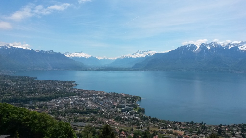 Blick auf Vevey und auf den Genfersee. Der Blick reicht bis ins Wallis