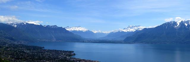 schönes Breitbildfoto mit Blick auf Grand Muveran, Dents de Morcles, Catogne, Trient und Dents du Midi