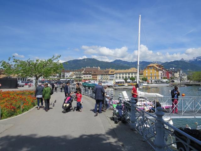 wir erreichen den grossen Marktplatz von Vevey direkt am See gelegen 374 m.ü.M.