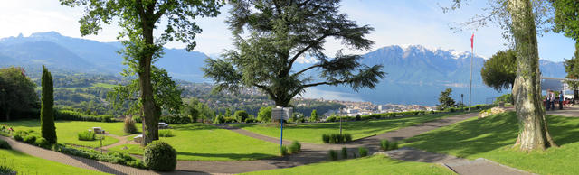 sehr schönes Breitbildfoto der Parkanlage vom Hôtel du Léman, mit Blick auf Vevey