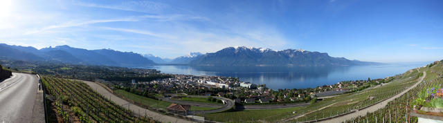 sehr schönes Breitbildfoto mit Blick auf Vevey und den Genfersee. Aufgenommen während der Fahrt nach Vevey