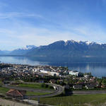 sehr schönes Breitbildfoto mit Blick auf Vevey und den Genfersee. Aufgenommen während der Fahrt nach Vevey