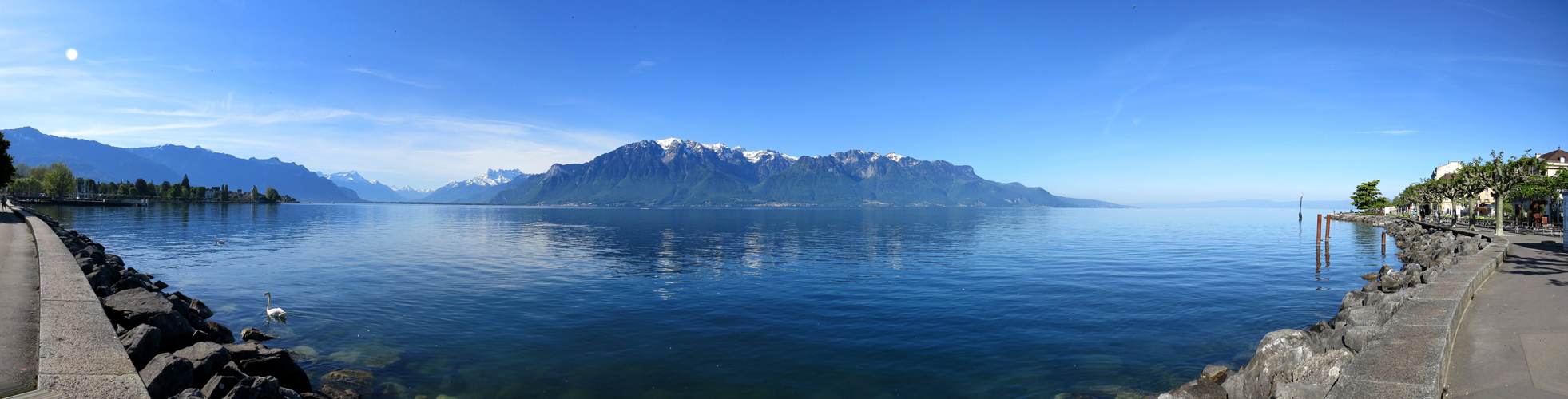 sehr schönes Breitbildfoto aufgenommen bei der Seepromenade von Vevey, mit Blick auf den Genfersee