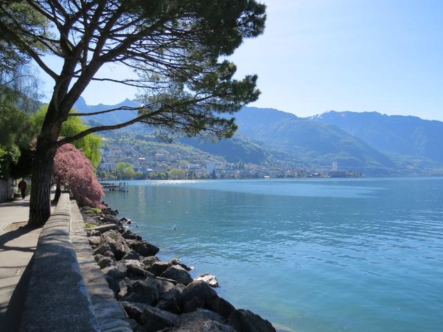 vor uns taucht Montreux auf