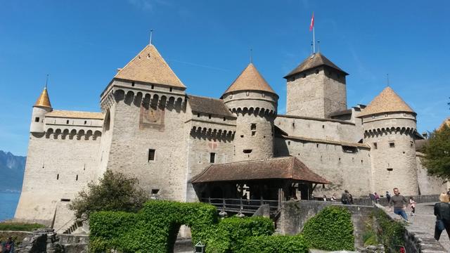 das Wasserschloss (Schloss Chillon steht auf einer Insel) wurde 1005 erstmals erwähnt
