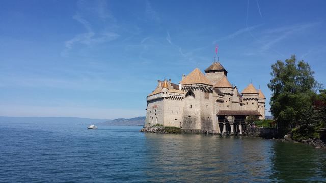 die enge Durchgangsstelle bei der Burg zwischen dem See und steil aufragenden Bergen erleichterte die Kontrolle der Strasse