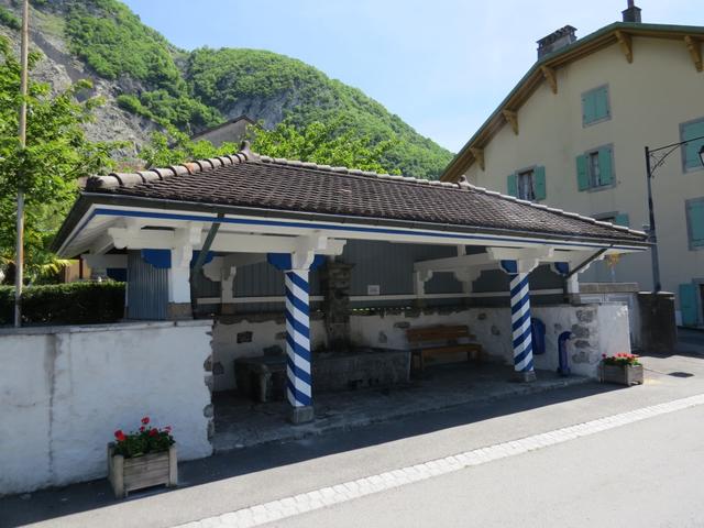 vorbei am schönen Dorfbrunnen, verlassen wir Roche