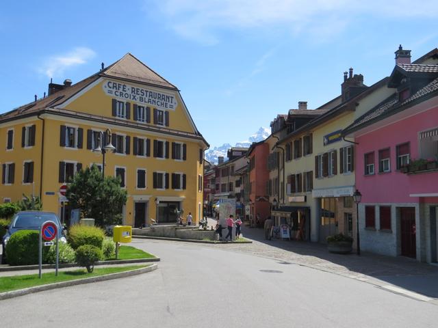 ... und laufen in die Altstadt von Aigle 417 m.ü.M.