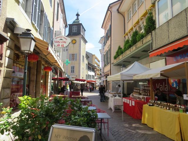 diverse Marktstände bieten regionale Köstlichkeiten an