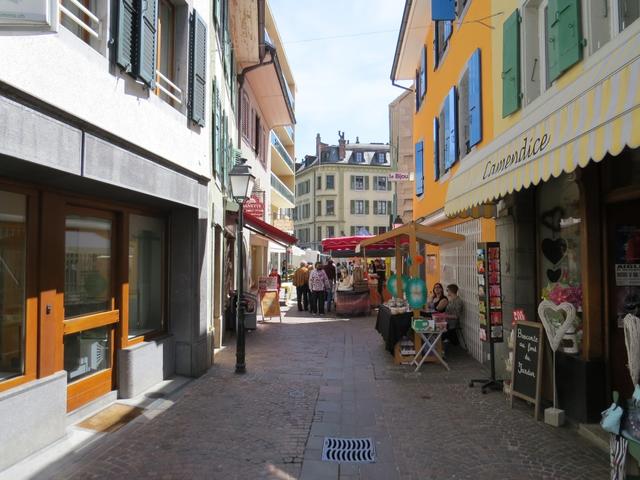 wir verlassen die Altstadt von Aigle und laufen zum Bahnhof