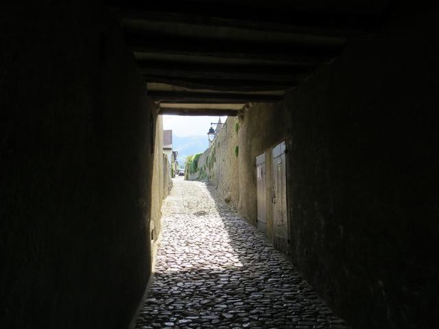 die Via Francigena führt uns durch einen Torbogen eines Gebäudes...