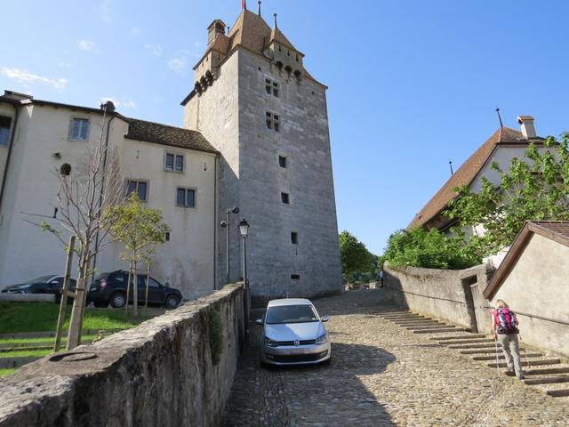 ... auf einem alten Pflasterweg mit kleinen Stufen, hinauf zum Château d'Aigle