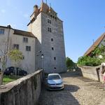 ... auf einem alten Pflasterweg mit kleinen Stufen, hinauf zum Château d'Aigle
